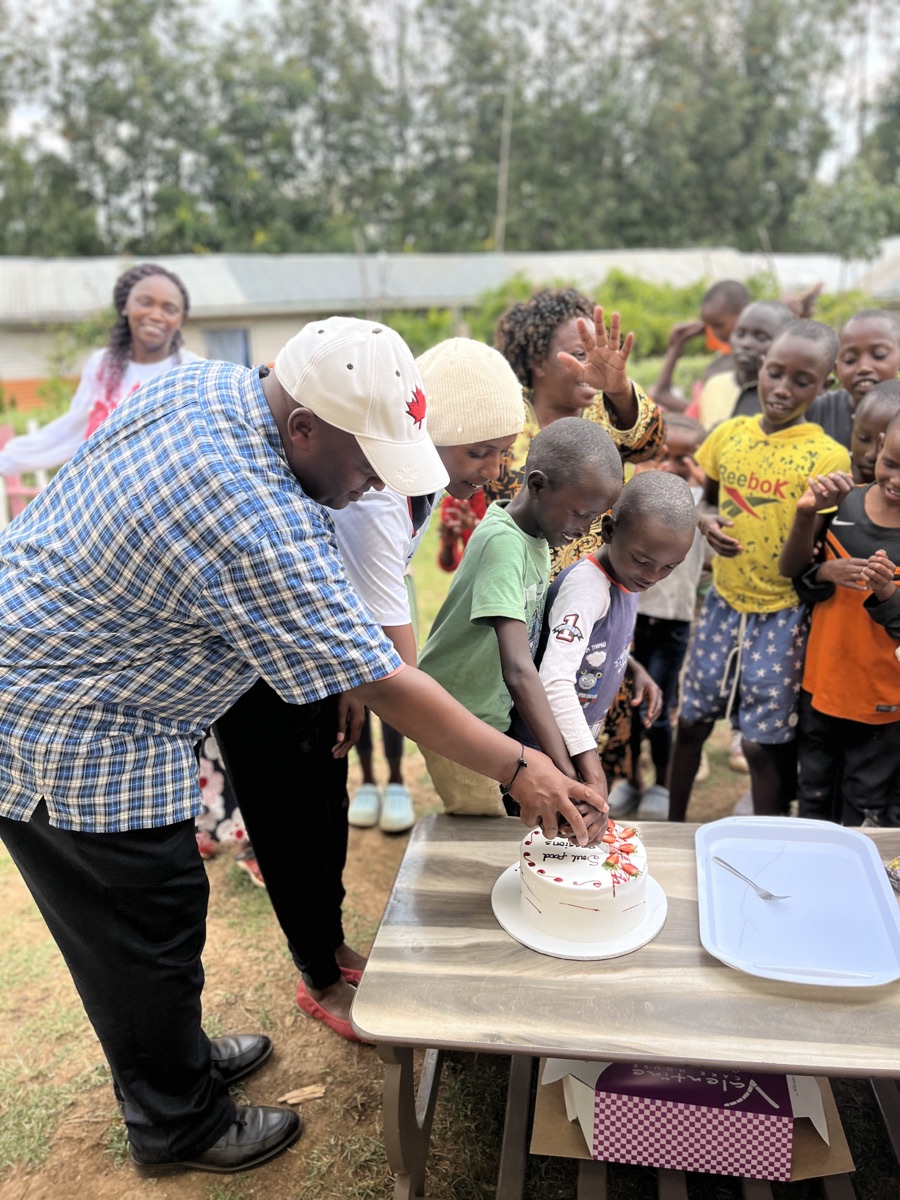 Children cutting a cake together at a Soul Food Session